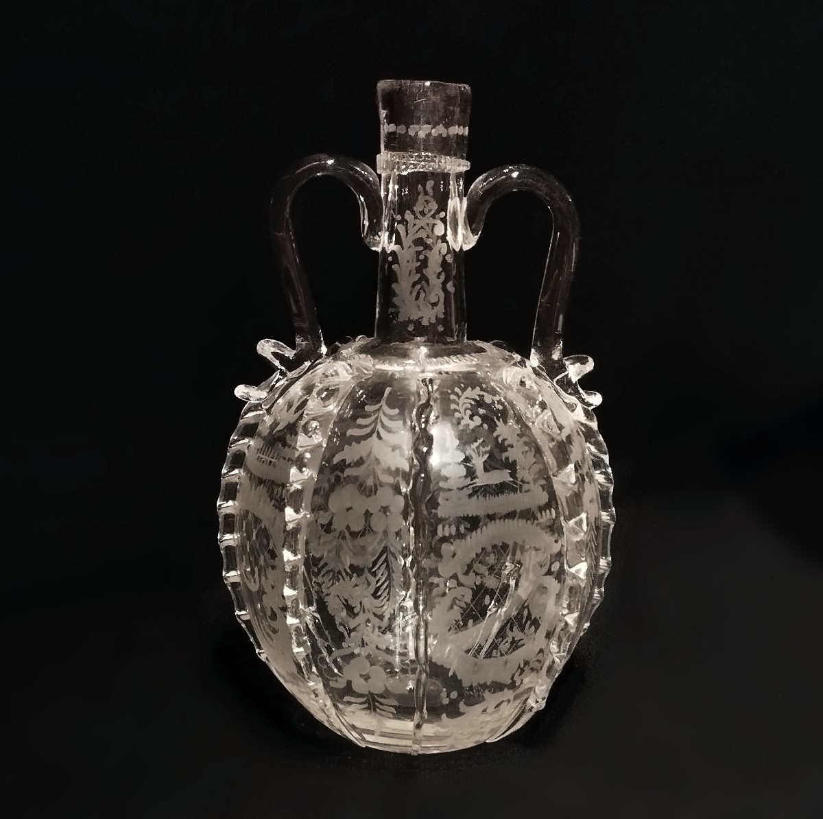 Carafe Boule hollandaise XVIIIè Décor gravé cerfs et oiseaux