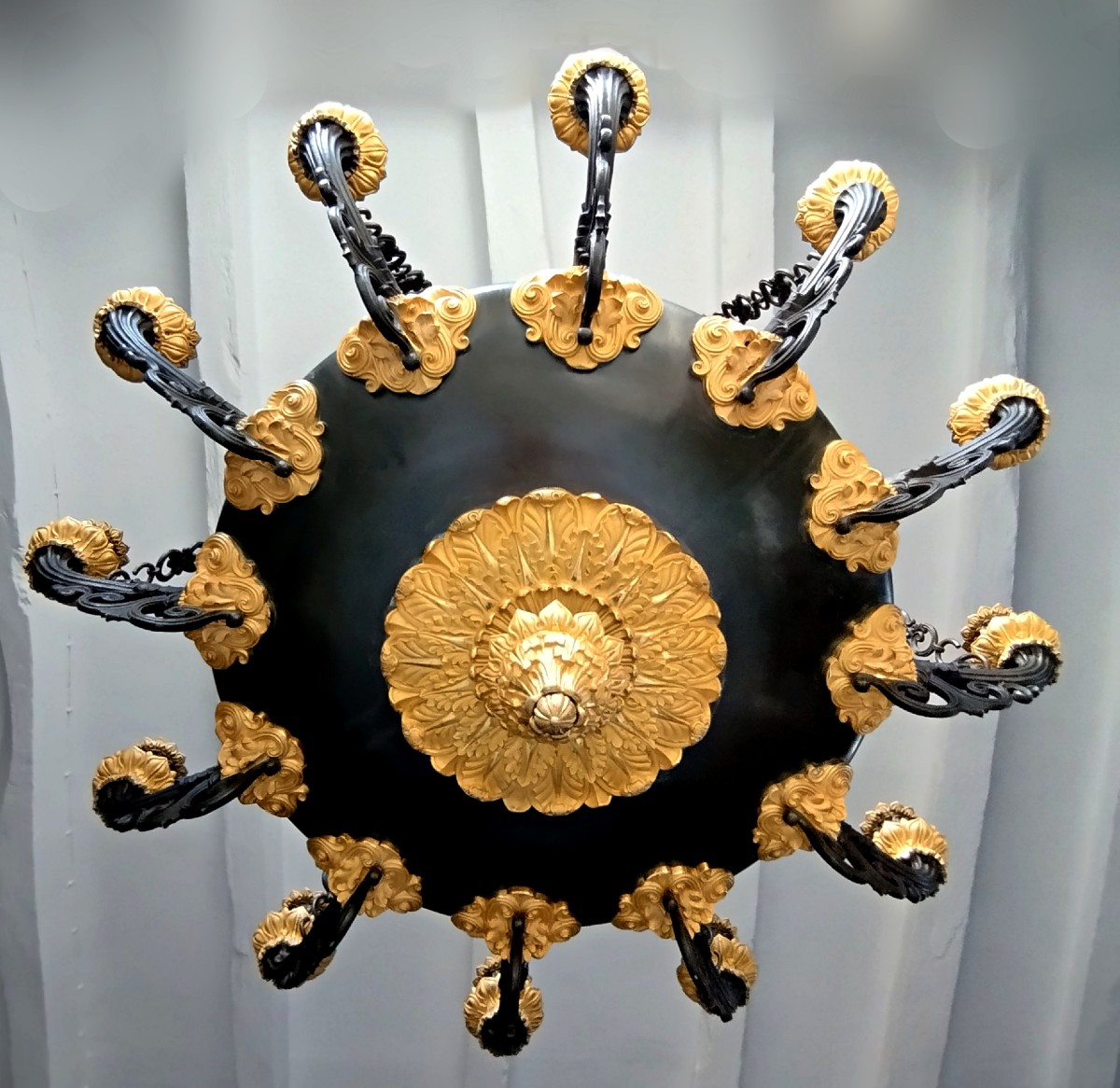 Important Antique-style Bronze Chandelier From The Restoration Period With Twelve Lights-photo-3