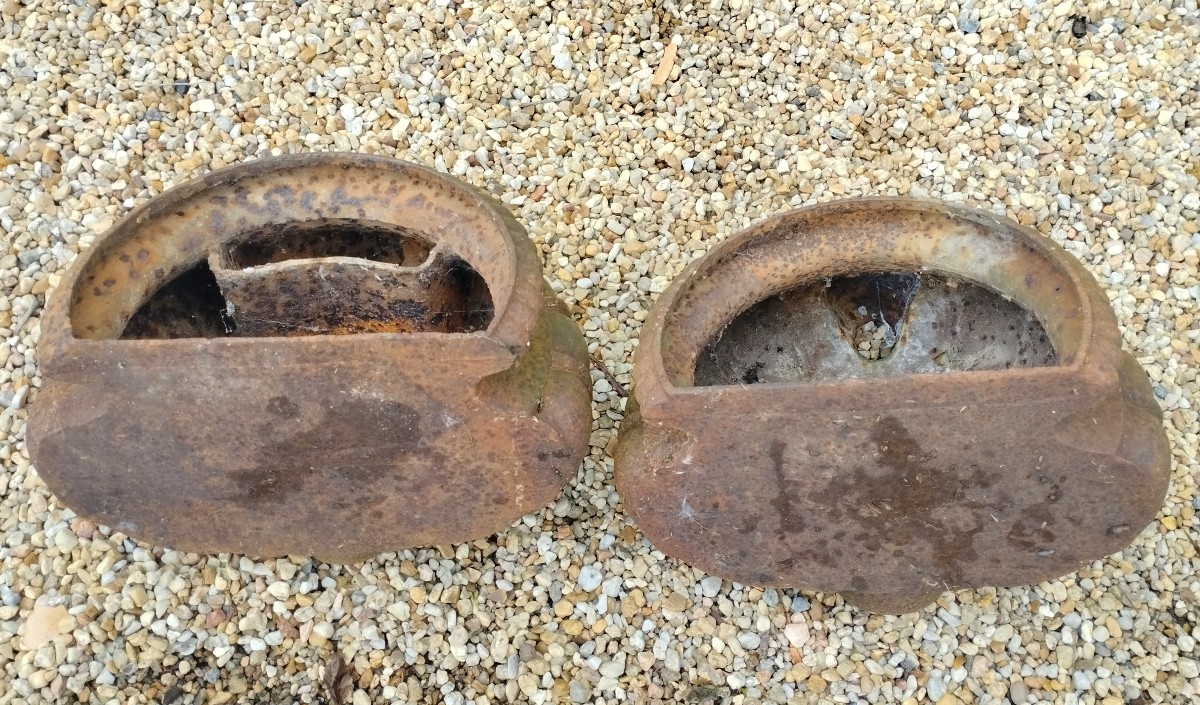 Pair Of 19th-century Cast Iron Gutter Receptacles With Lion Heads. Water Boxes. -photo-3