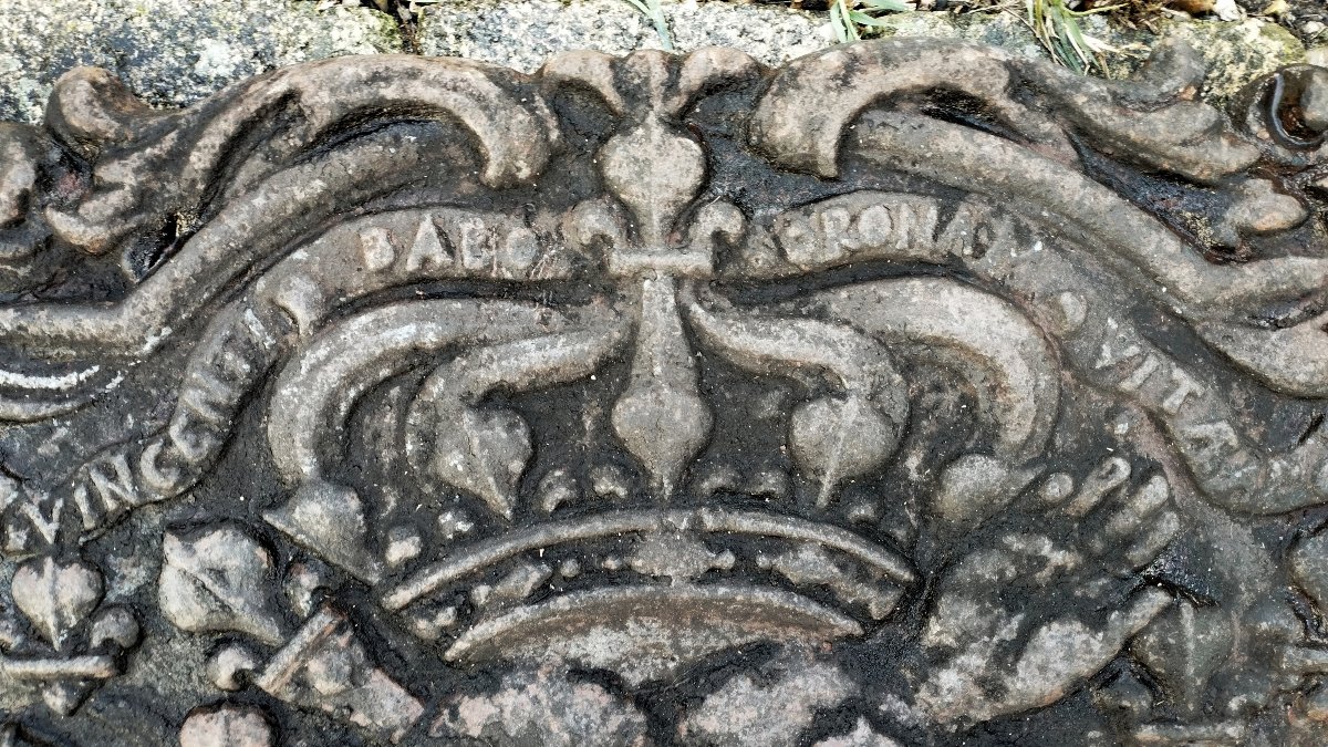 18th-century Mantelpiece Plaque Featuring Monarchical And Religious Emblems-photo-2