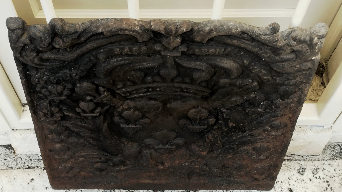 18th-century Mantelpiece Plaque Featuring Monarchical And Religious Emblems-photo-4