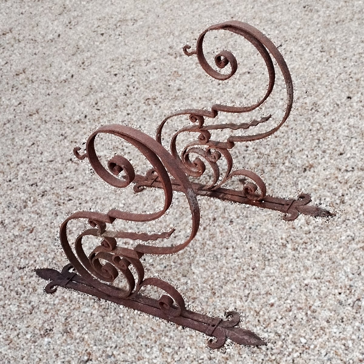 Paire de potences, porte-enseignes, consoles de marquises en fer forgé XIXème-photo-2