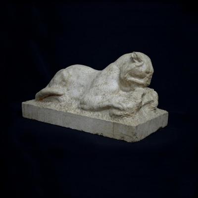 Sculpture en pierre par Gilbert Sacchetti "Lionne"