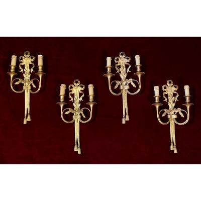 Suite de 4 appliques en bronze de style Louis XVI