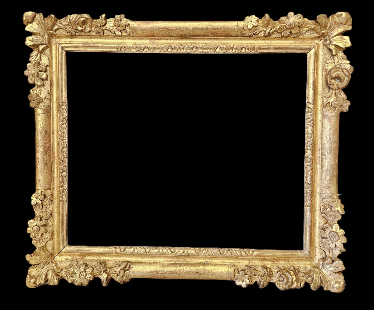 CADRE EN BOIS SCULPTE ET DORE DU XVIIIème Siècle