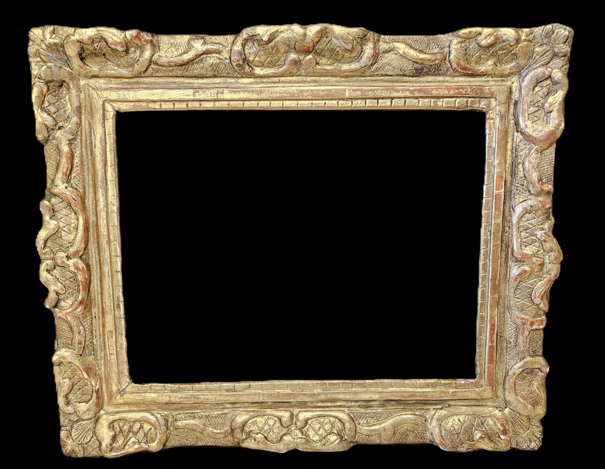 CADRE DORE ET SCULPTE DU XVIIIème SIECLE DIT A LA BERAIN