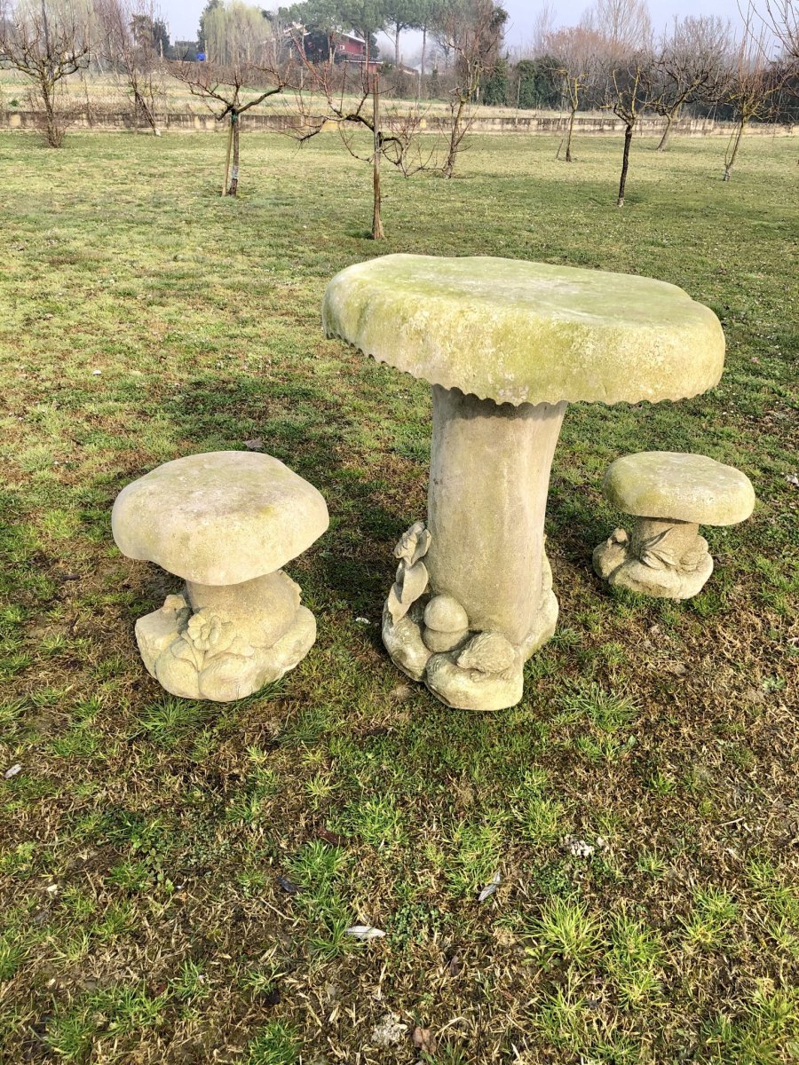 Table en pierre avec deux tabourets en forme de champignon des années 60