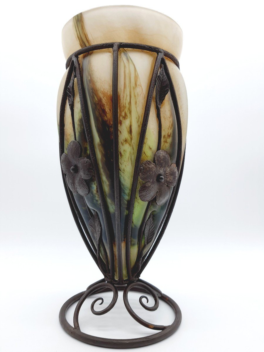 Vase Le Verre Français Verre Multicouche Soufflé Dans Une Monture En Fer Forgé