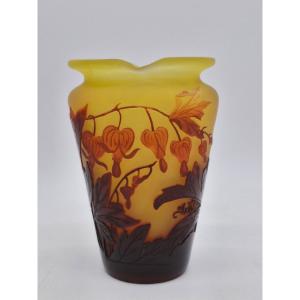 Vase Gallé col polylobé décor coeur de marie