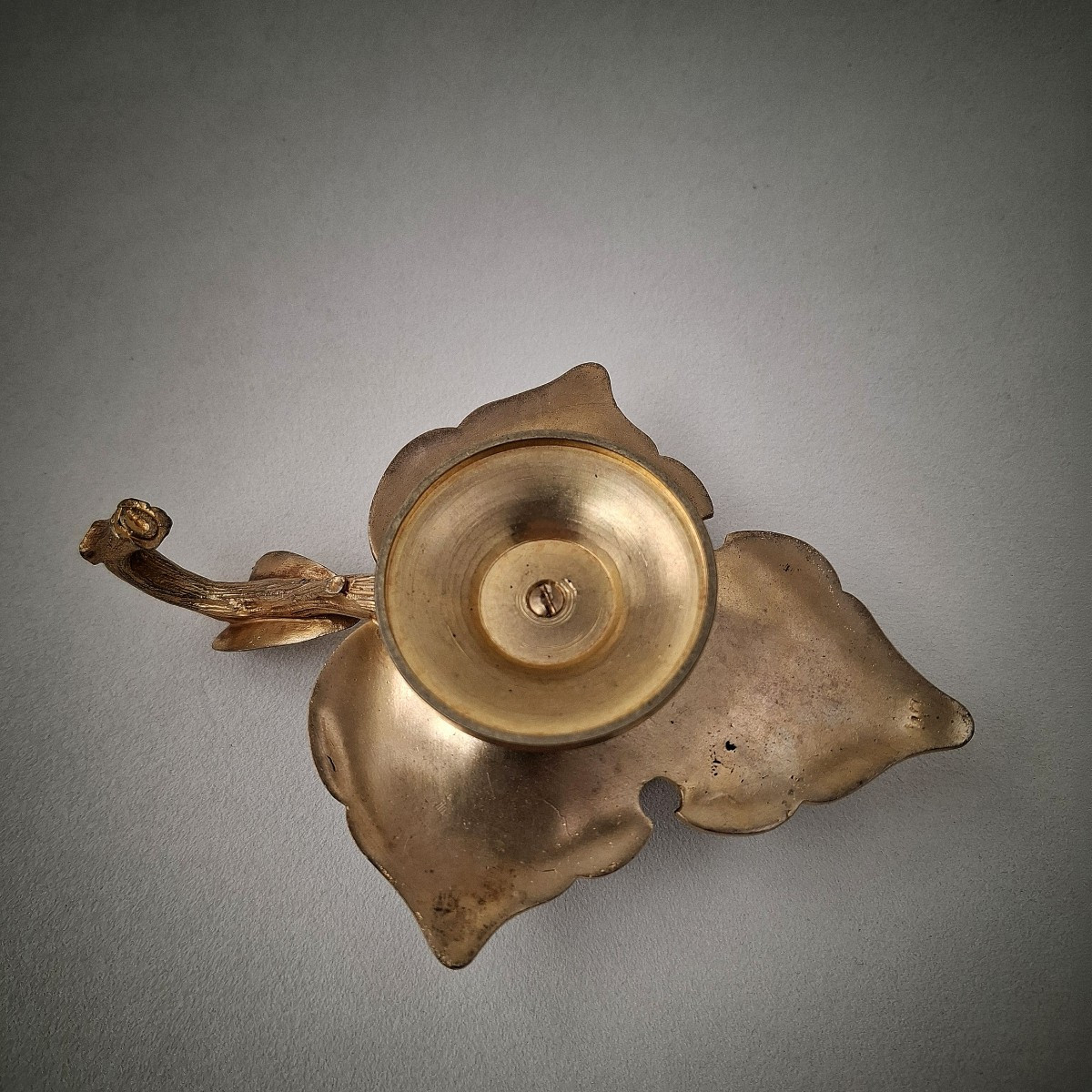 Bougeoir à main XIXᵉ siècle en bronze doré, émaux champlevés à décor floral, émaux cloisonnés.-photo-2
