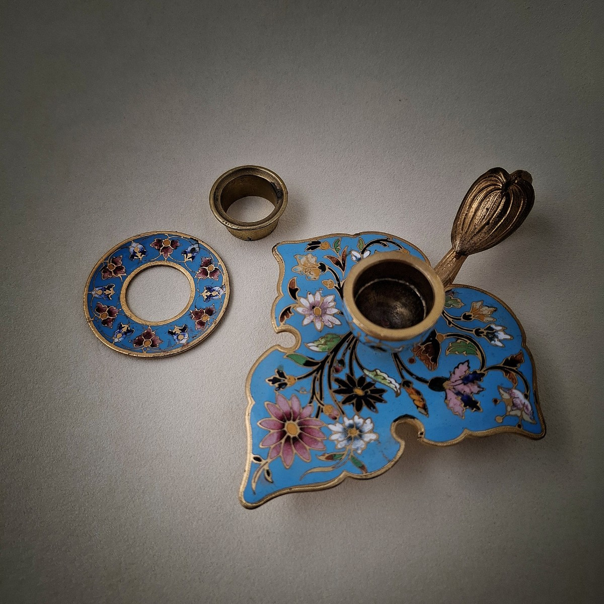 Bougeoir à main XIXᵉ siècle en bronze doré, émaux champlevés à décor floral, émaux cloisonnés.-photo-3