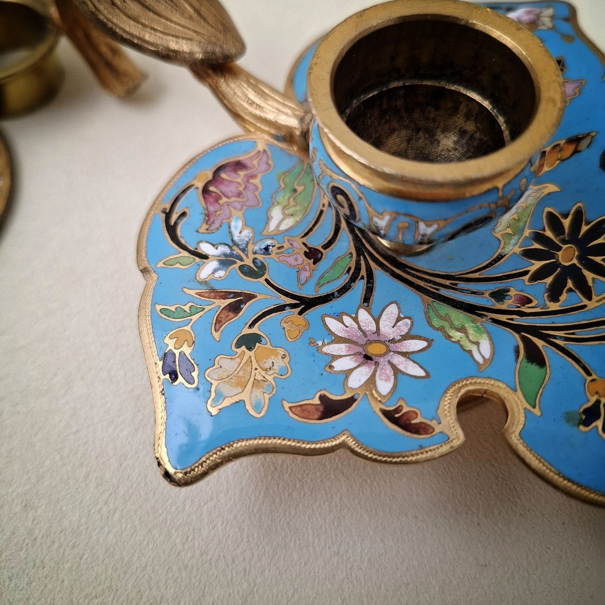 Bougeoir à main XIXᵉ siècle en bronze doré, émaux champlevés à décor floral, émaux cloisonnés.-photo-1