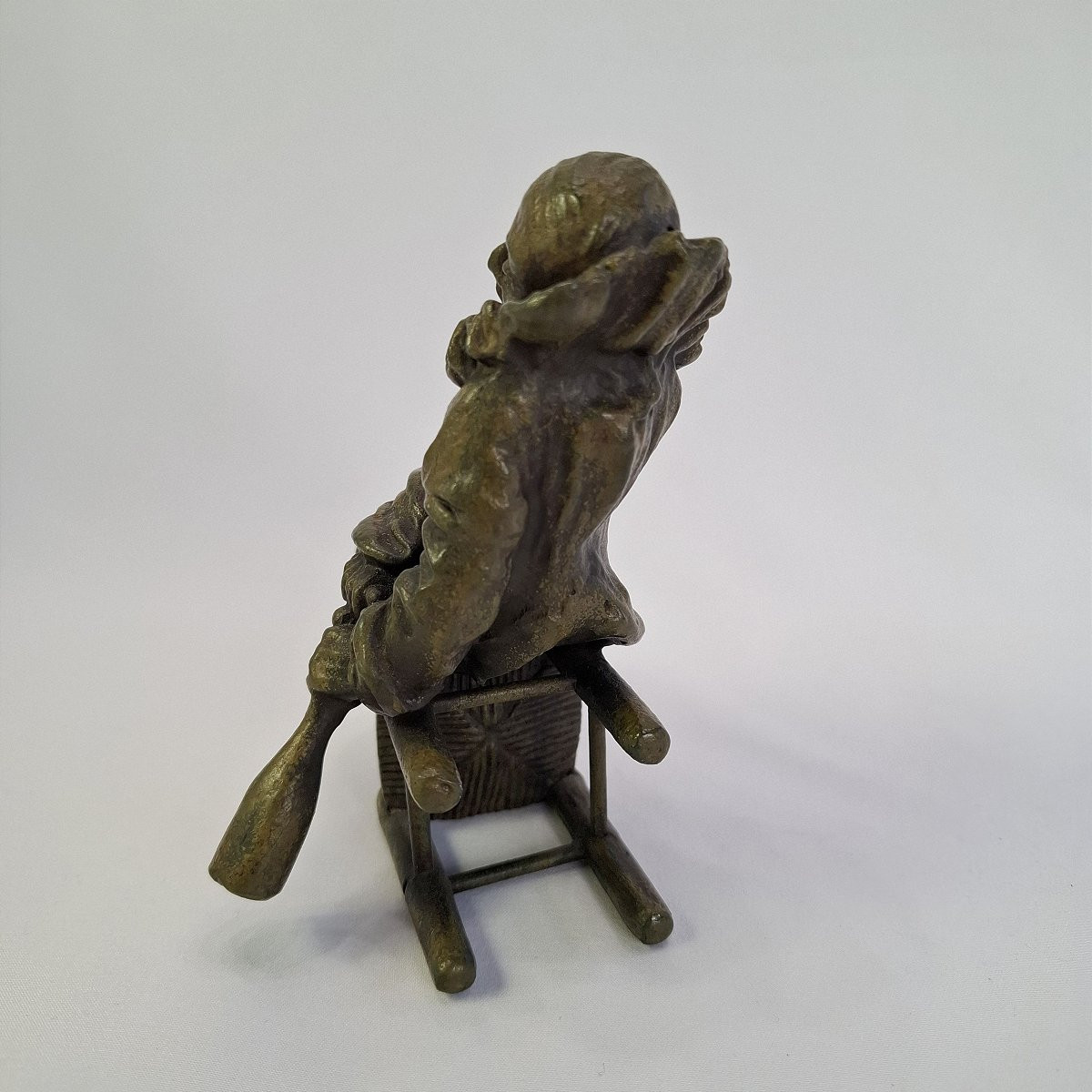 Clown ivre sur tabouret – Sculpture en régule à patine verte, époque Art Déco, Art du cirque-photo-2