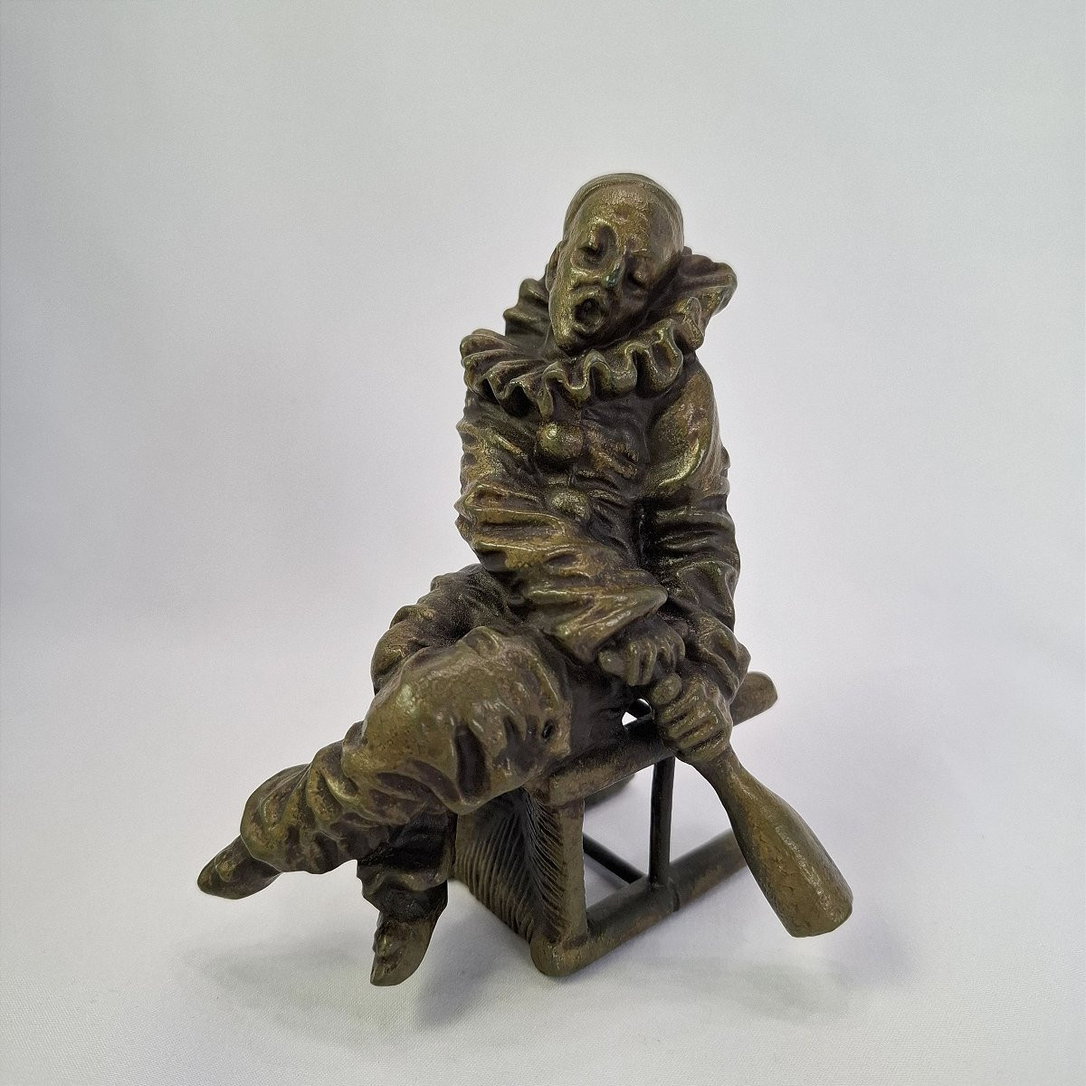 Clown ivre sur tabouret – Sculpture en régule à patine verte, époque Art Déco, Art du cirque-photo-4