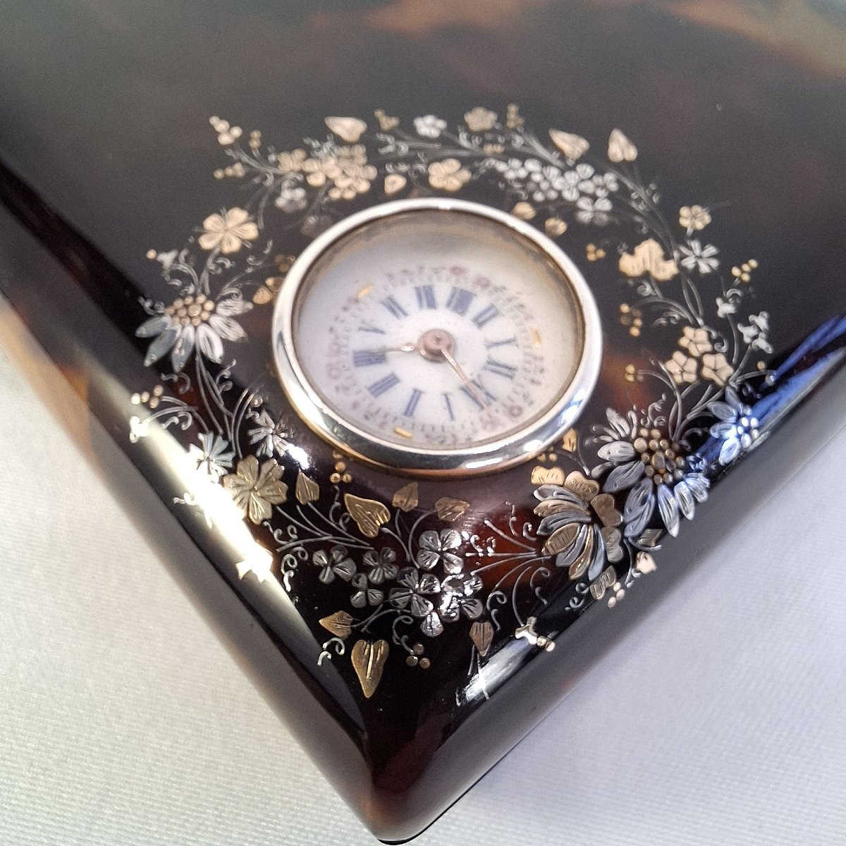 ÉTUI À CIGARETTES EN ÉCAILLE PIQUÉ OR ET ARGENT AVEC MONTRE, CARNET DE BAL ET STYLET EN VERMEIL-photo-3