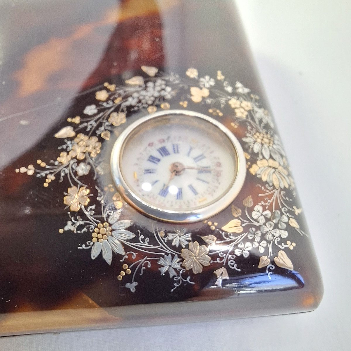 ÉTUI À CIGARETTES EN ÉCAILLE PIQUÉ OR ET ARGENT AVEC MONTRE, CARNET DE BAL ET STYLET EN VERMEIL-photo-4