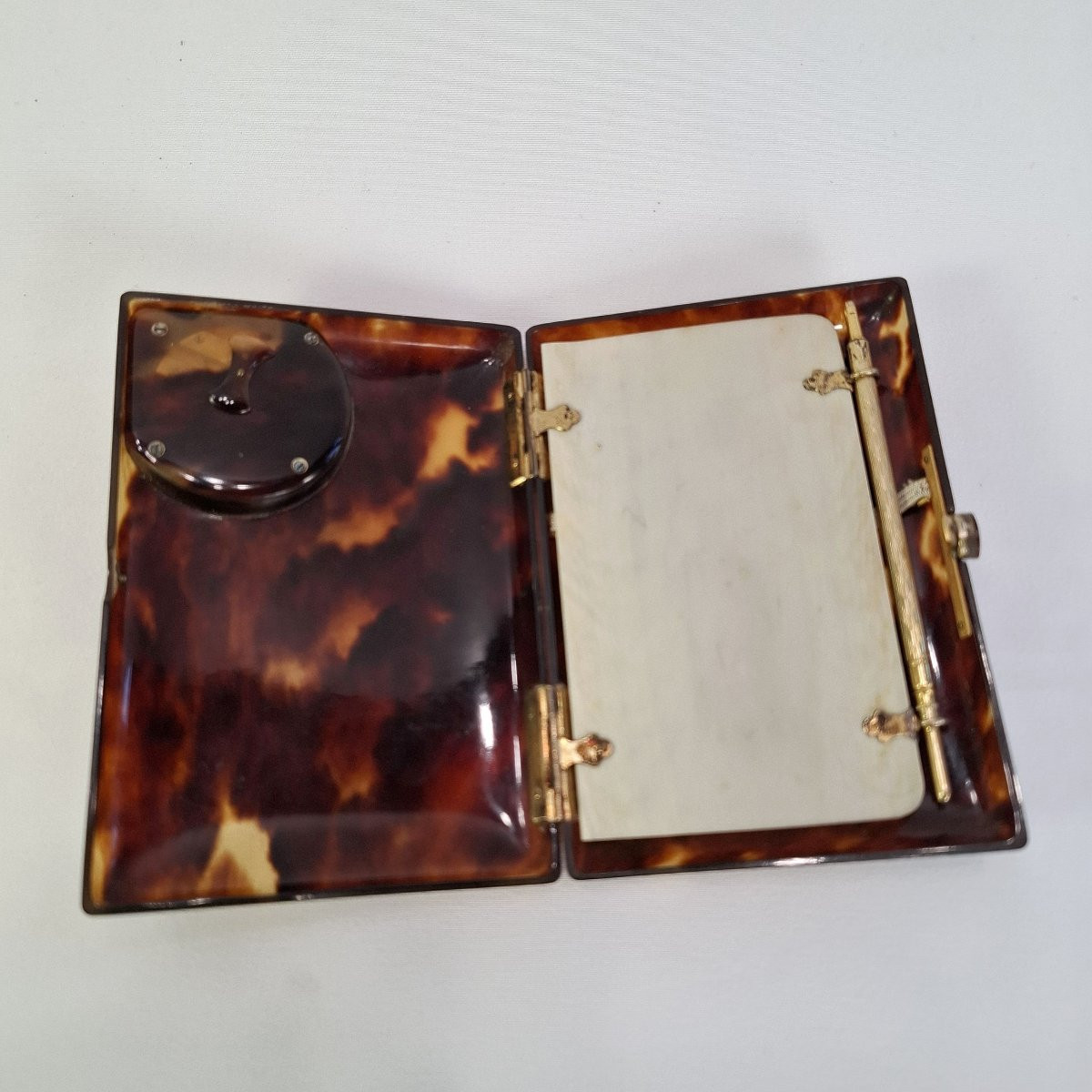 ÉTUI À CIGARETTES EN ÉCAILLE PIQUÉ OR ET ARGENT AVEC MONTRE, CARNET DE BAL ET STYLET EN VERMEIL-photo-2