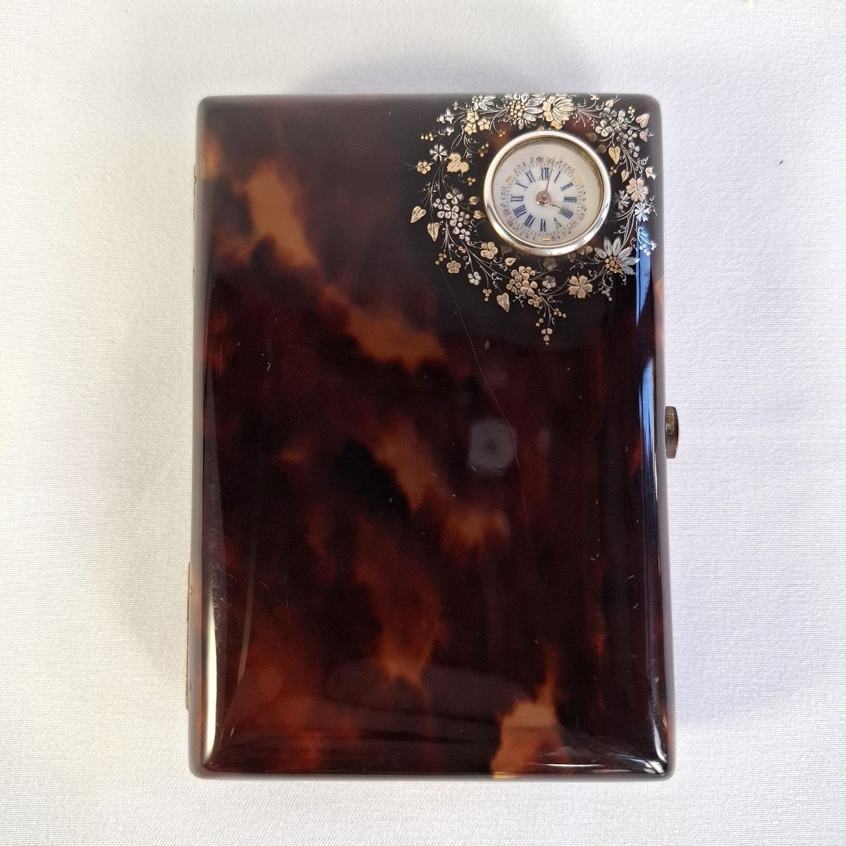 ÉTUI À CIGARETTES EN ÉCAILLE PIQUÉ OR ET ARGENT AVEC MONTRE, CARNET DE BAL ET STYLET EN VERMEIL