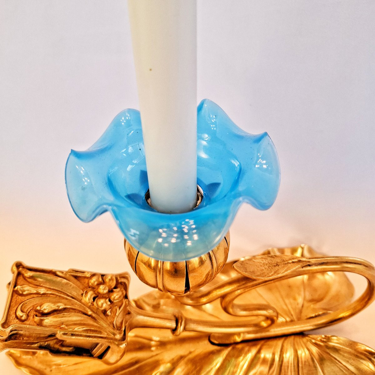 Bougeoir à main Art Nouveau en bronze et laiton, à décor de feuille d’arum, lotus et iris 1900-photo-2