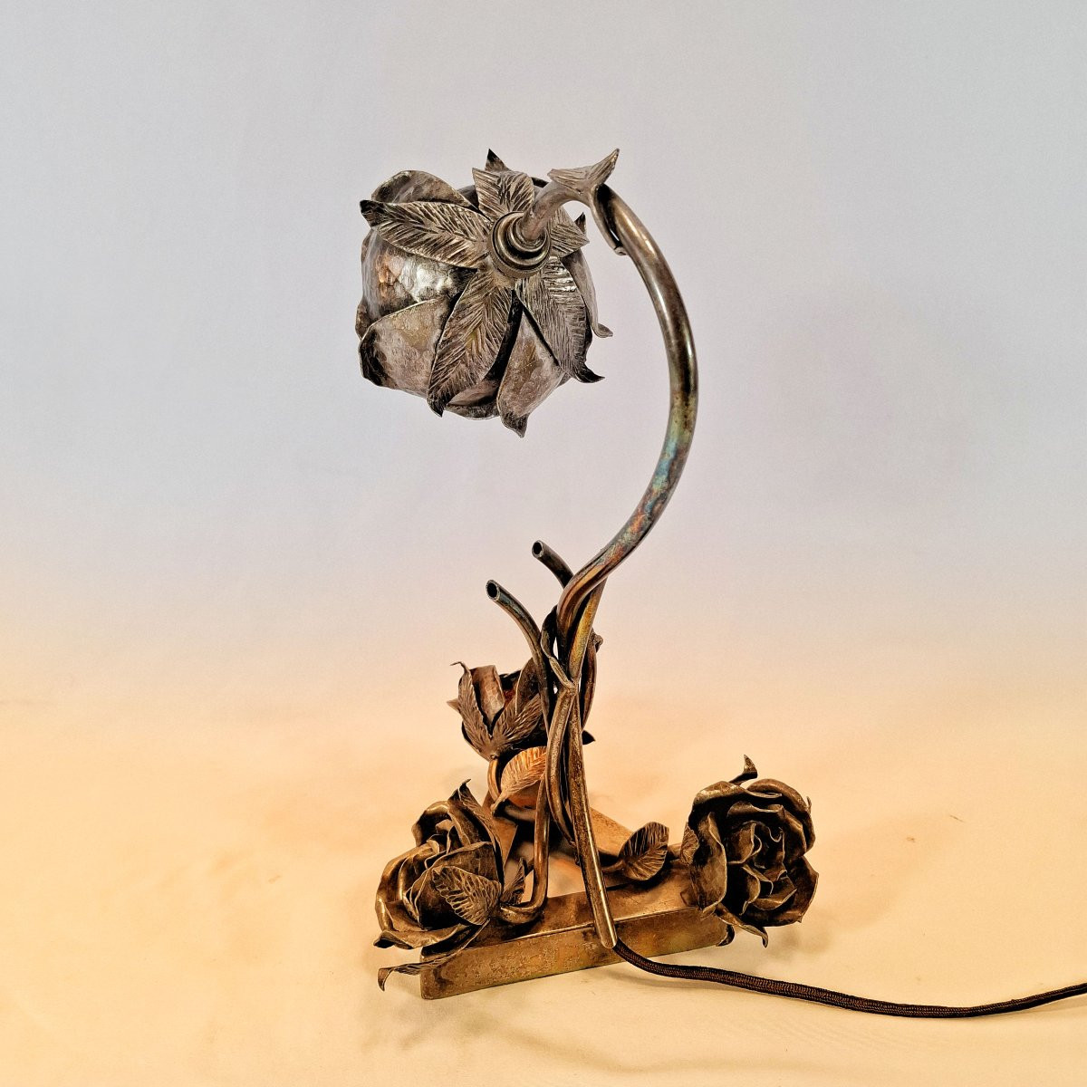 Lampe de table en métal argenté à décor de roses – Art Déco - Lampe de chevet Laiton forgé 1930-photo-3
