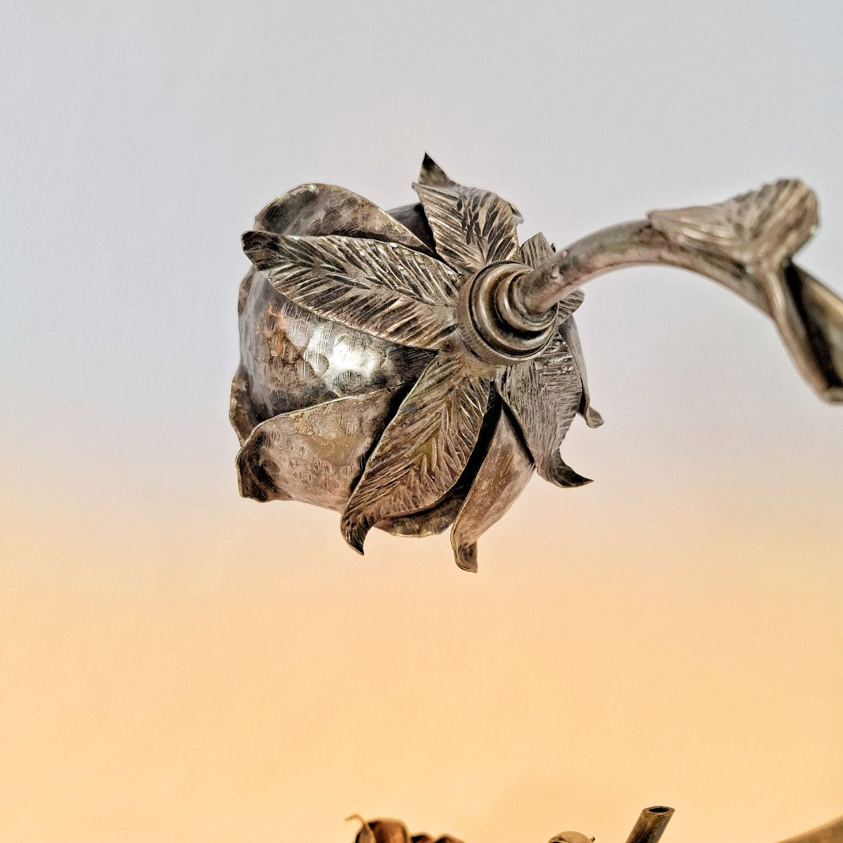 Lampe de table en métal argenté à décor de roses – Art Déco - Lampe de chevet Laiton forgé 1930-photo-4