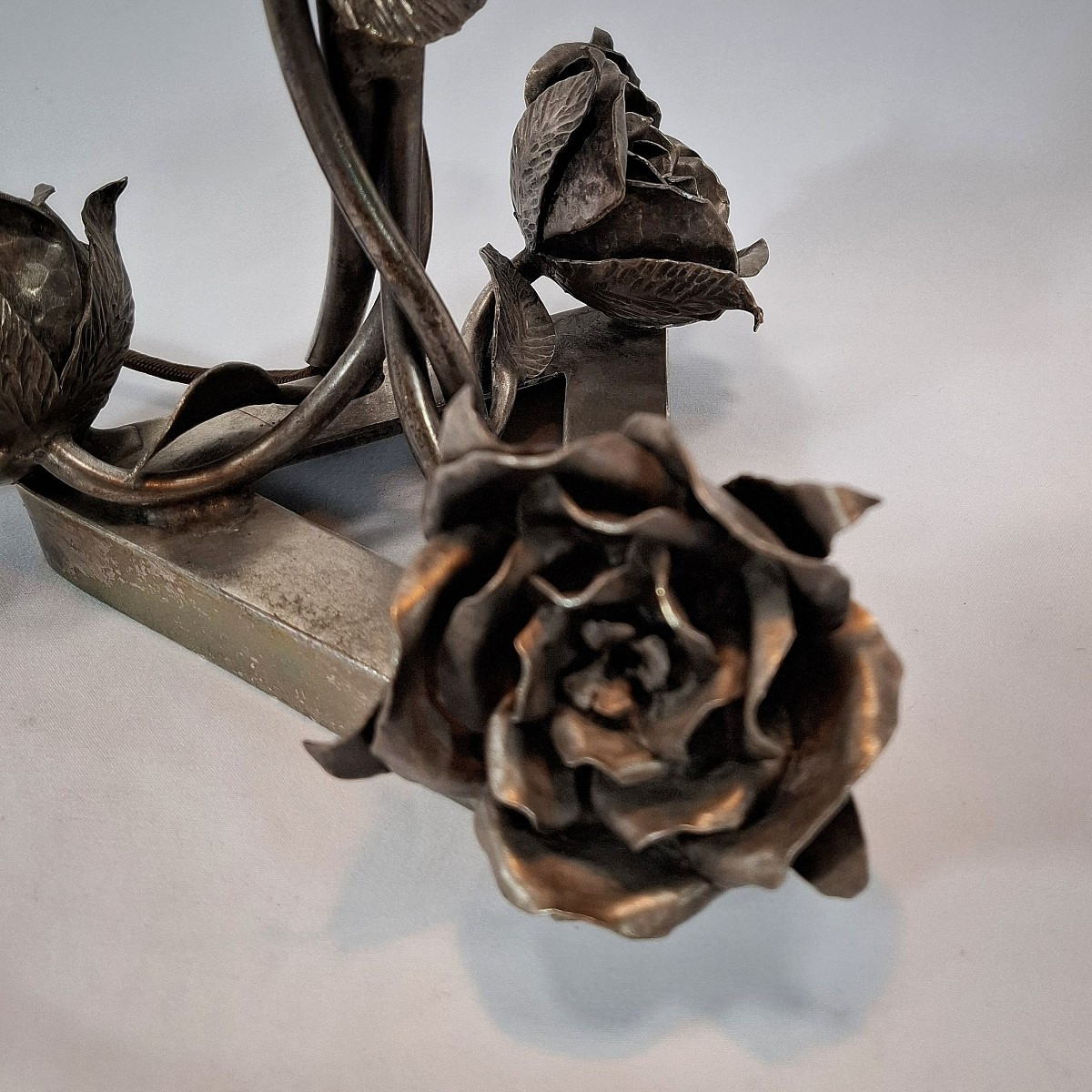 Lampe de table en métal argenté à décor de roses – Art Déco - Lampe de chevet Laiton forgé 1930-photo-1