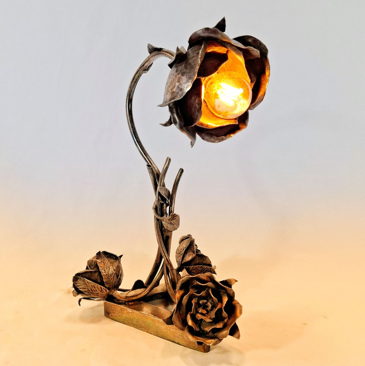 Lampe de table en métal argenté à décor de roses – Art Déco - Lampe de chevet Laiton forgé 1930