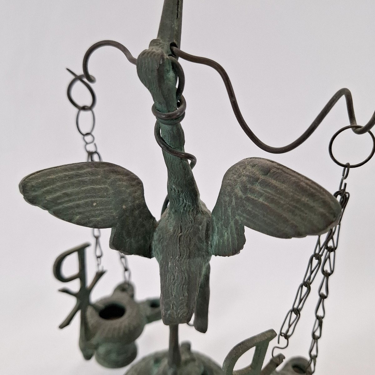 Paire de Lampe à huile votive,  support zoomorphe en bronze patiné néo-pompéien du XIXᵉ siècle.-photo-2