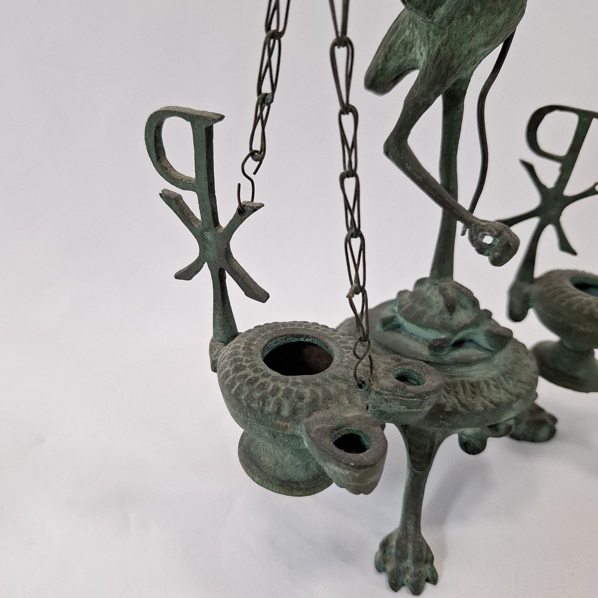 Paire de Lampe à huile votive,  support zoomorphe en bronze patiné néo-pompéien du XIXᵉ siècle.-photo-3