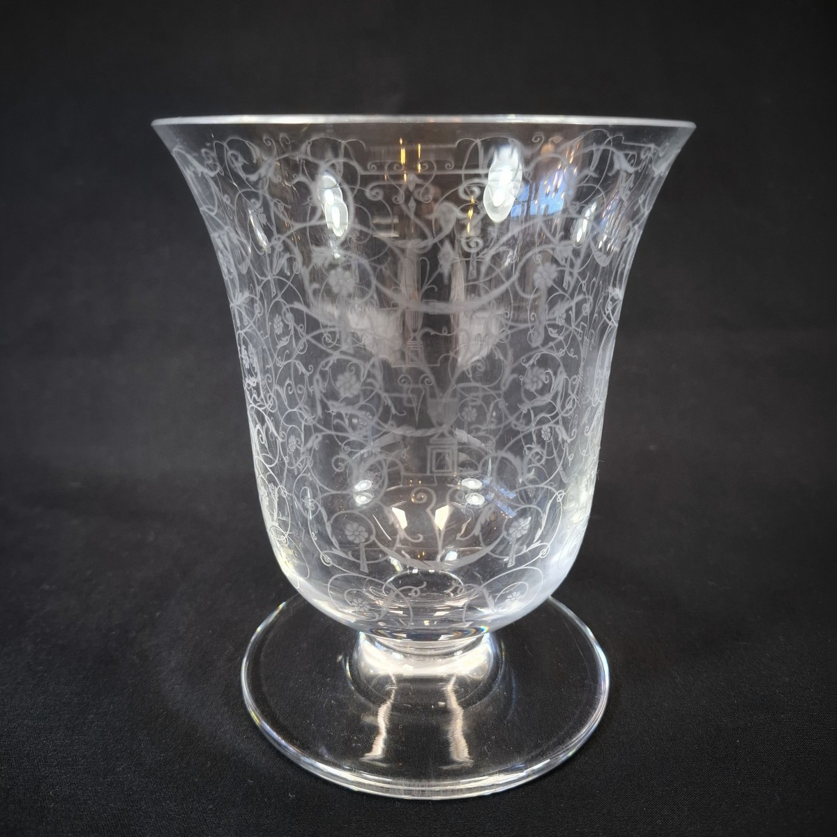 Vase, Verre en cristal de Baccarat – Modèle Michelangelo – Gravure à décor d’arabesques