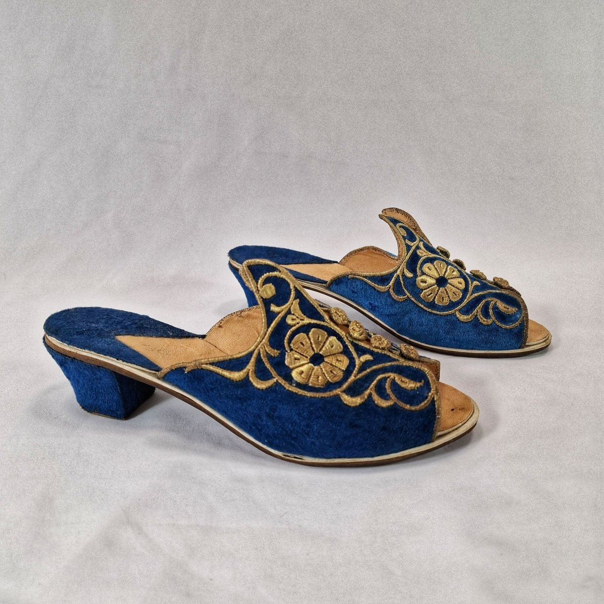 Paire de mules Art Déco – Style orientaliste / ottoman - Velours de soie bleu & broderies or-photo-3
