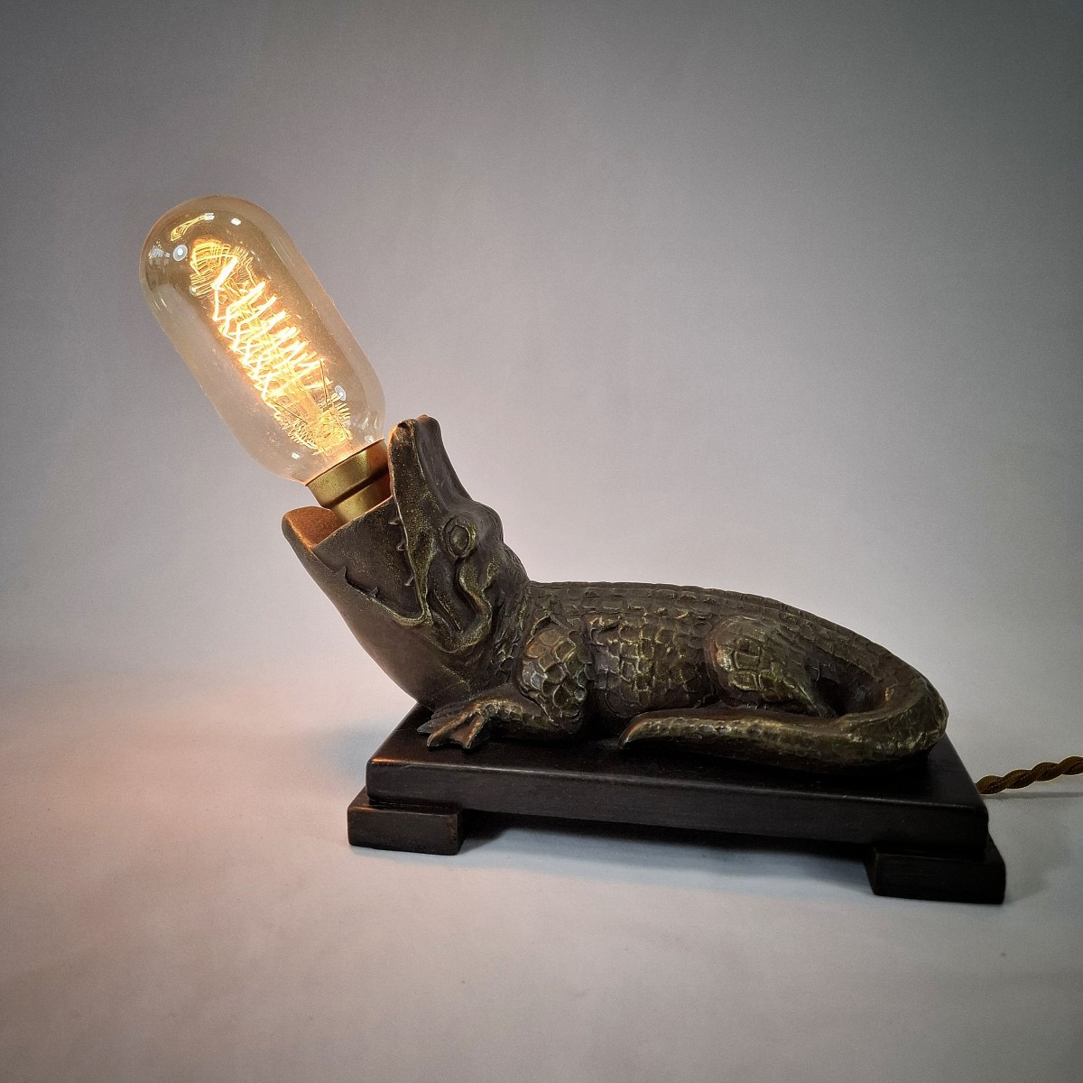 Lampe Art Déco en forme de Crocodile, Allumoir de fumeur ancien, décor colonial, circa 1930