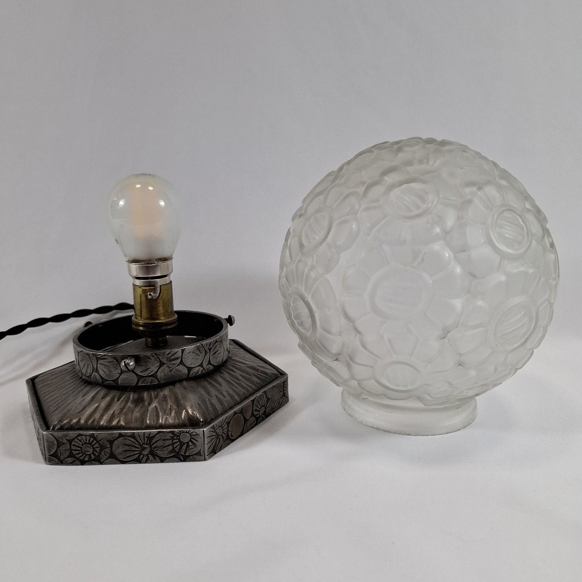 Art Deco Wrought Iron Lamp, Ball, Globe With Floral Decoration In Frosted Molded Glass – Circa 1930-photo-1