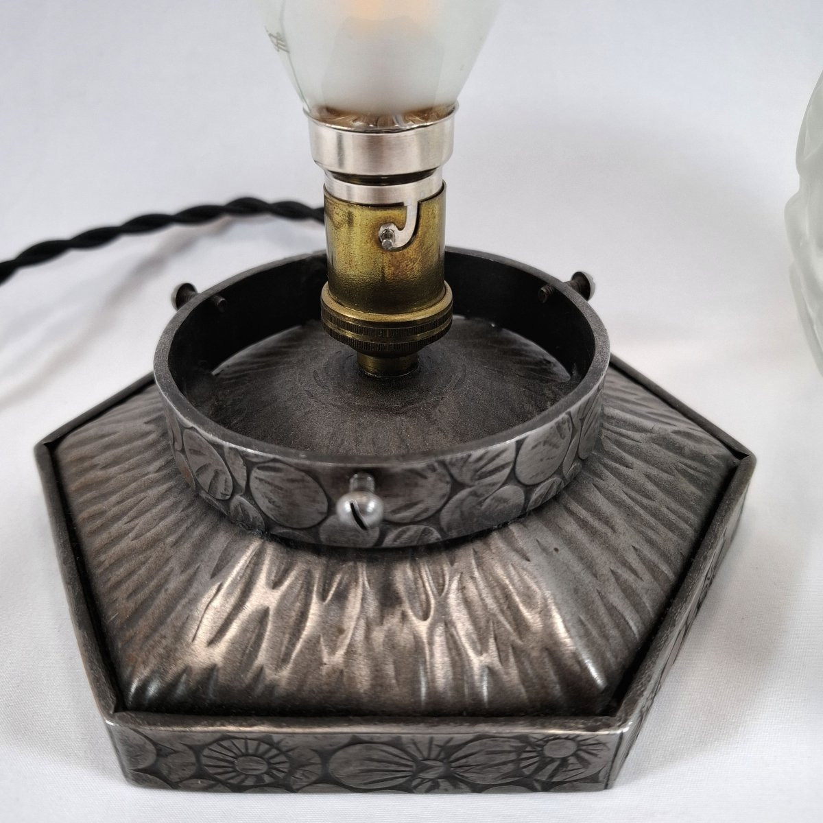 Art Deco Wrought Iron Lamp, Ball, Globe With Floral Decoration In Frosted Molded Glass – Circa 1930-photo-2