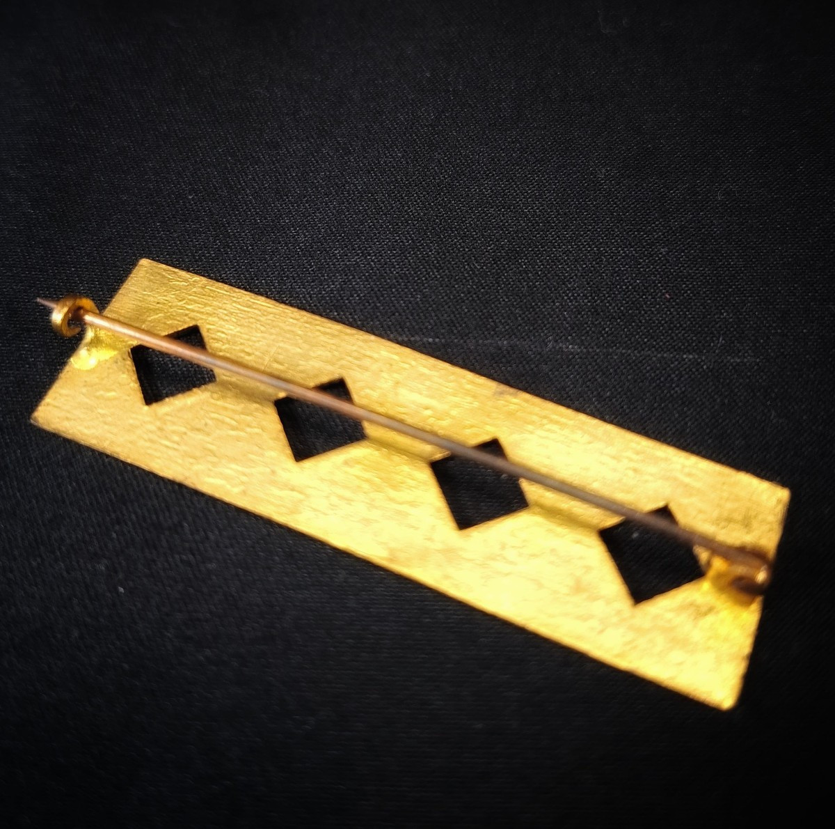 Art Deco Brooch In Gilt Metal – Vintage Jewelry From The 1920s-1930s – Geometric Openwork Brooch -photo-2