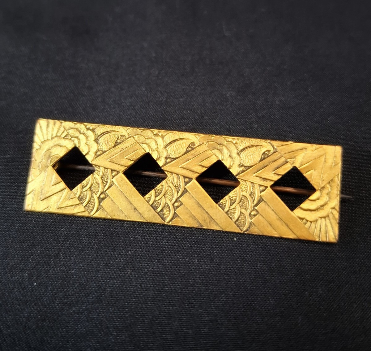 Art Deco Brooch In Gilt Metal – Vintage Jewelry From The 1920s-1930s – Geometric Openwork Brooch 