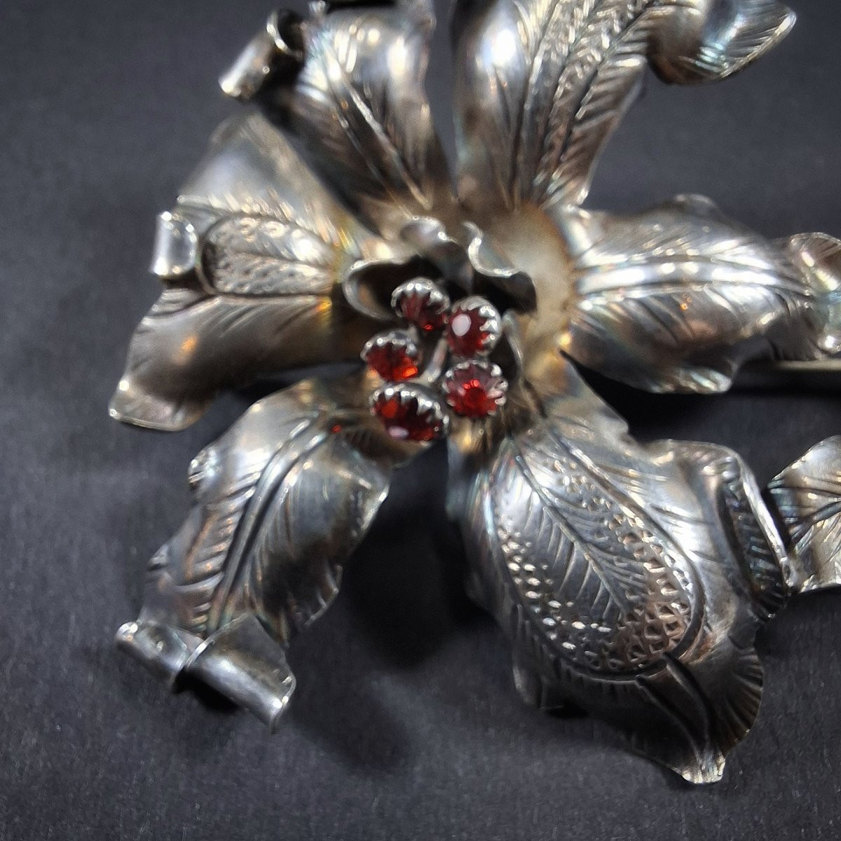 Broche orchidée en argent, décor floral naturaliste, strass rouges – XXe siècle Art Nouveau-photo-2