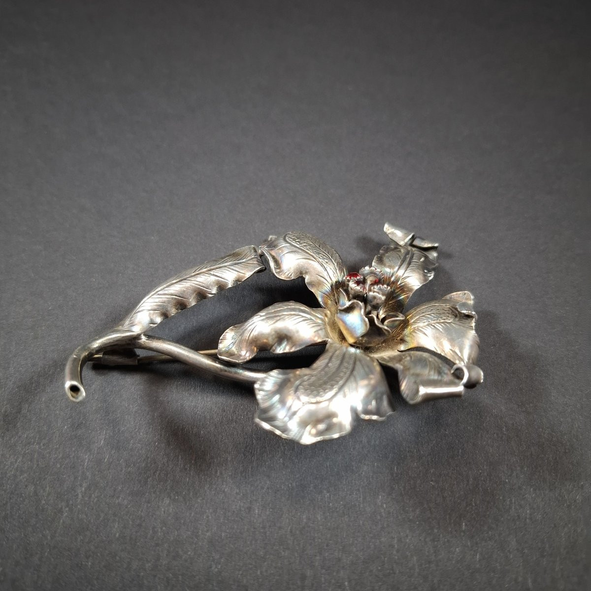 Broche orchidée en argent, décor floral naturaliste, strass rouges – XXe siècle Art Nouveau-photo-4