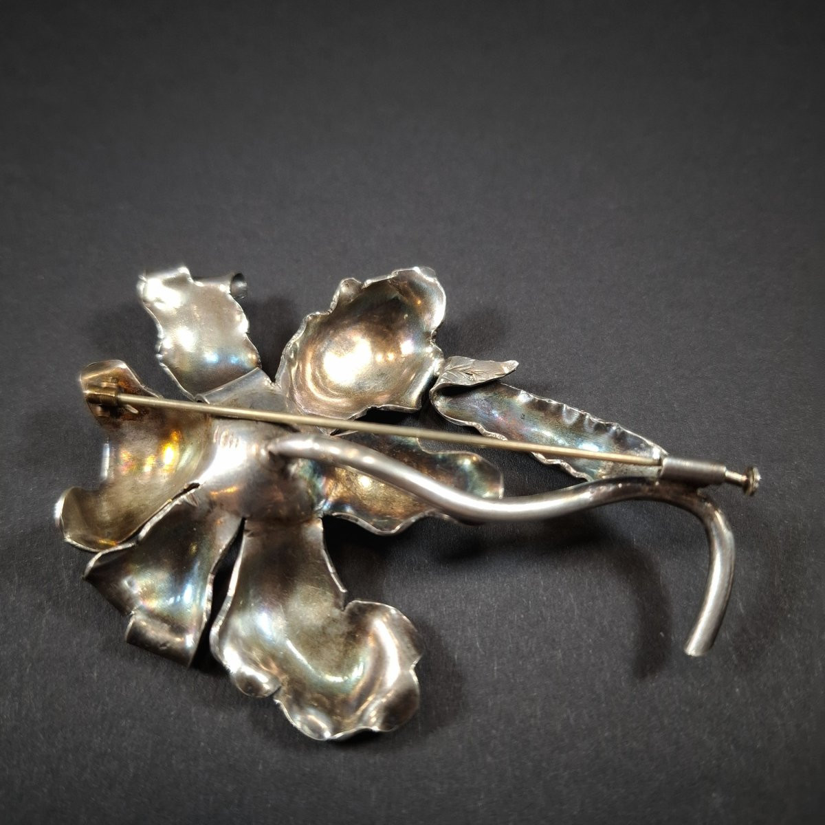 Broche orchidée en argent, décor floral naturaliste, strass rouges – XXe siècle Art Nouveau-photo-2