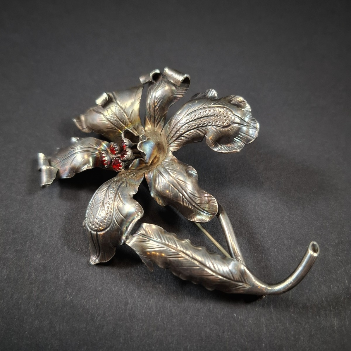 Broche orchidée en argent, décor floral naturaliste, strass rouges – XXe siècle Art Nouveau