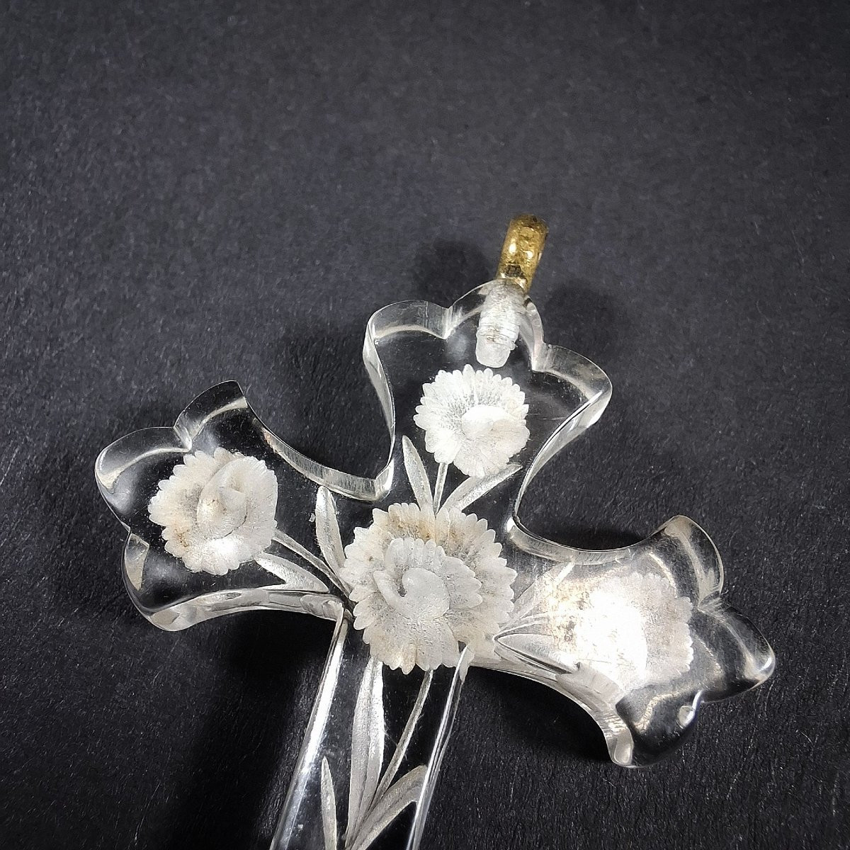 Engraved Plexiglass Pendant Cross With Floral Decoration – 20th Century-photo-3