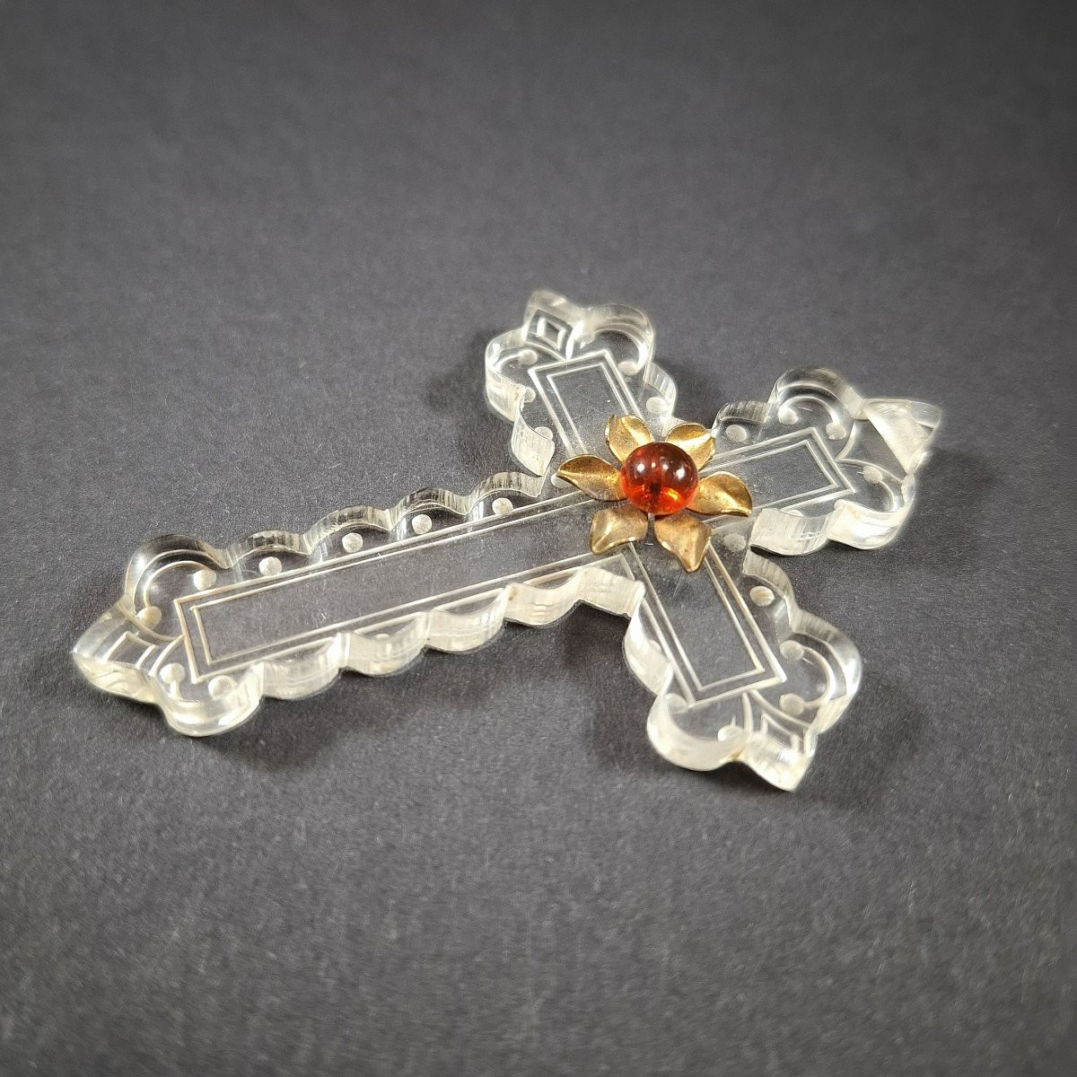 Pendentif croix en plexiglass gravé, fleur centrale en métal doré et verre rouge, XXᵉ plexiglas-photo-2