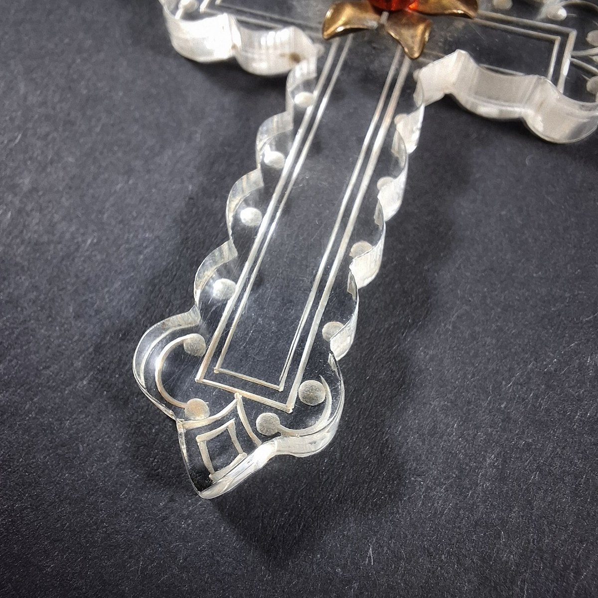 Pendentif croix en plexiglass gravé, fleur centrale en métal doré et verre rouge, XXᵉ plexiglas-photo-4