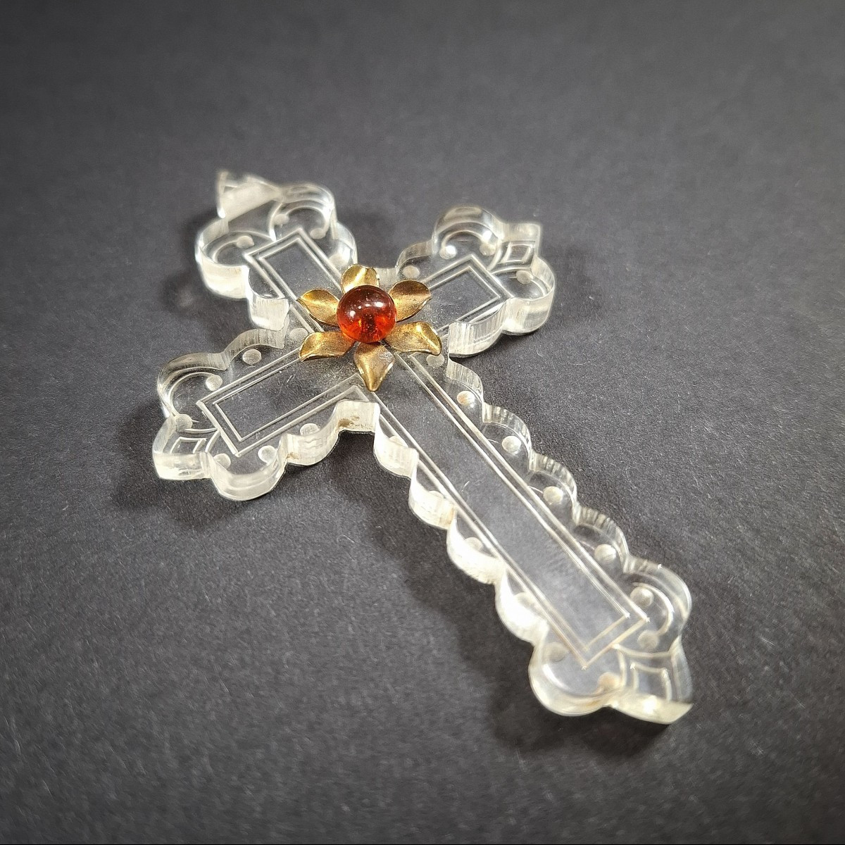 Pendentif croix en plexiglass gravé, fleur centrale en métal doré et verre rouge, XXᵉ plexiglas