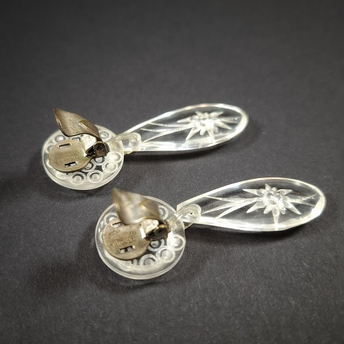 Paire de boucles d’oreilles vintage en plexiglas gravé à décor floral – Milieu XXe plexiglass-photo-2