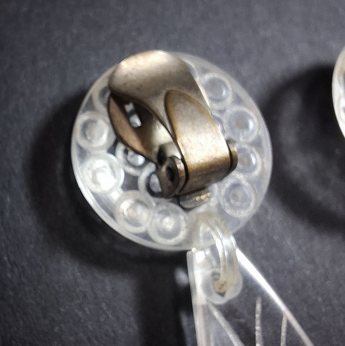 Paire de boucles d’oreilles vintage en plexiglas gravé à décor floral – Milieu XXe plexiglass-photo-3