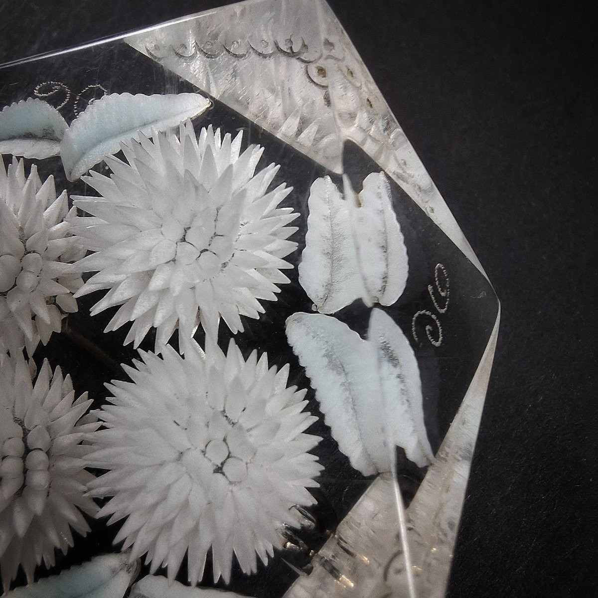 Broche polygonale Art déco en plexiglas à décor floral gravé – Vers 1930-1940 plexiglass-photo-2