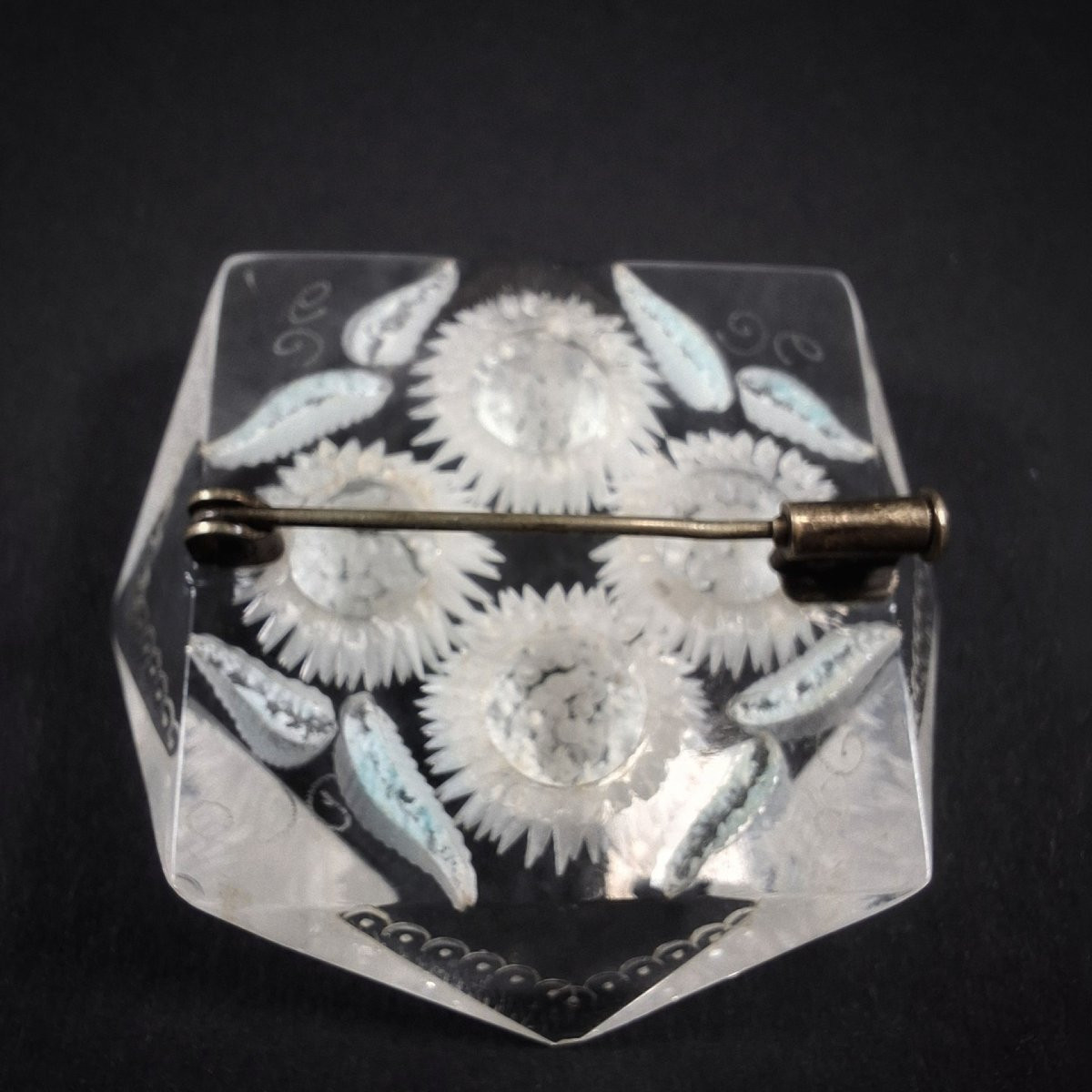 Broche polygonale Art déco en plexiglas à décor floral gravé – Vers 1930-1940 plexiglass-photo-3