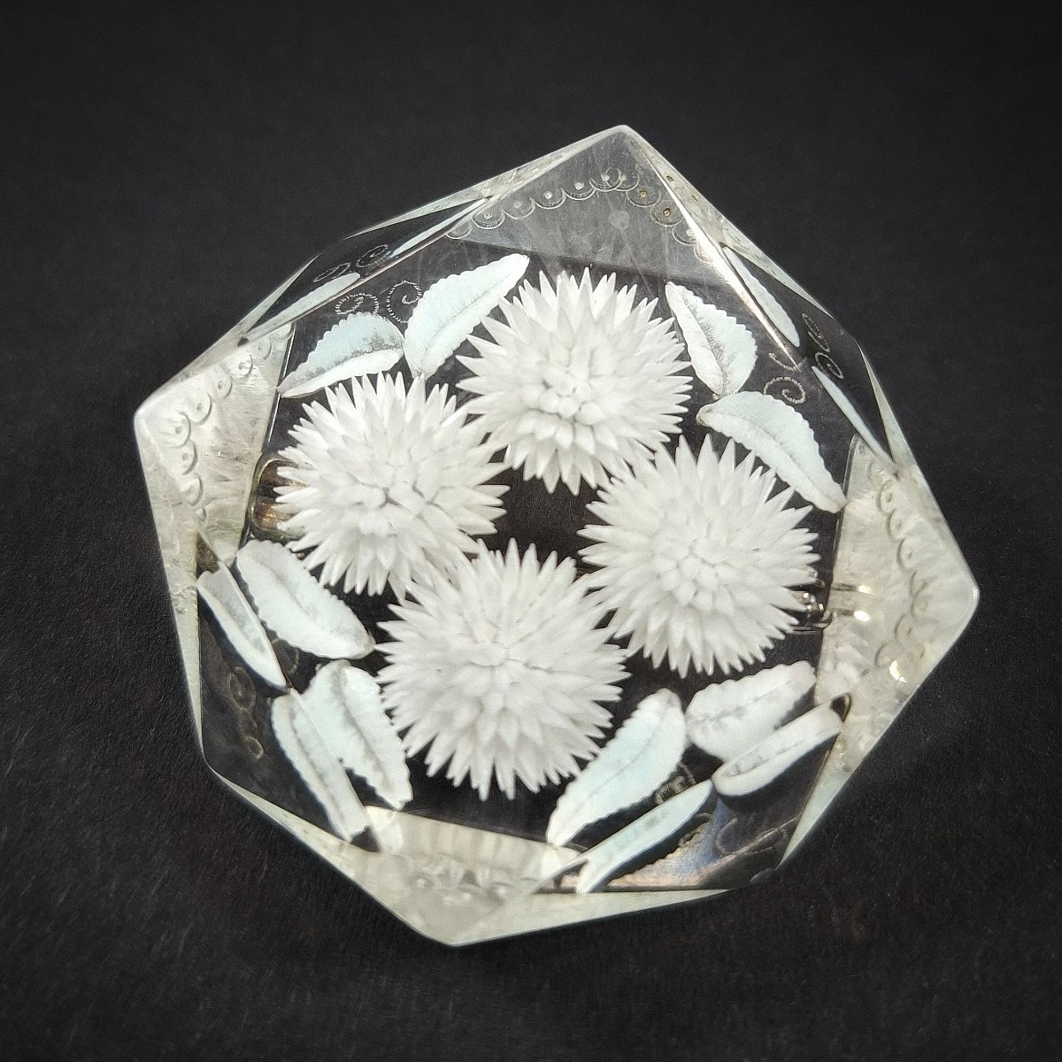 Broche polygonale Art déco en plexiglas à décor floral gravé – Vers 1930-1940 plexiglass