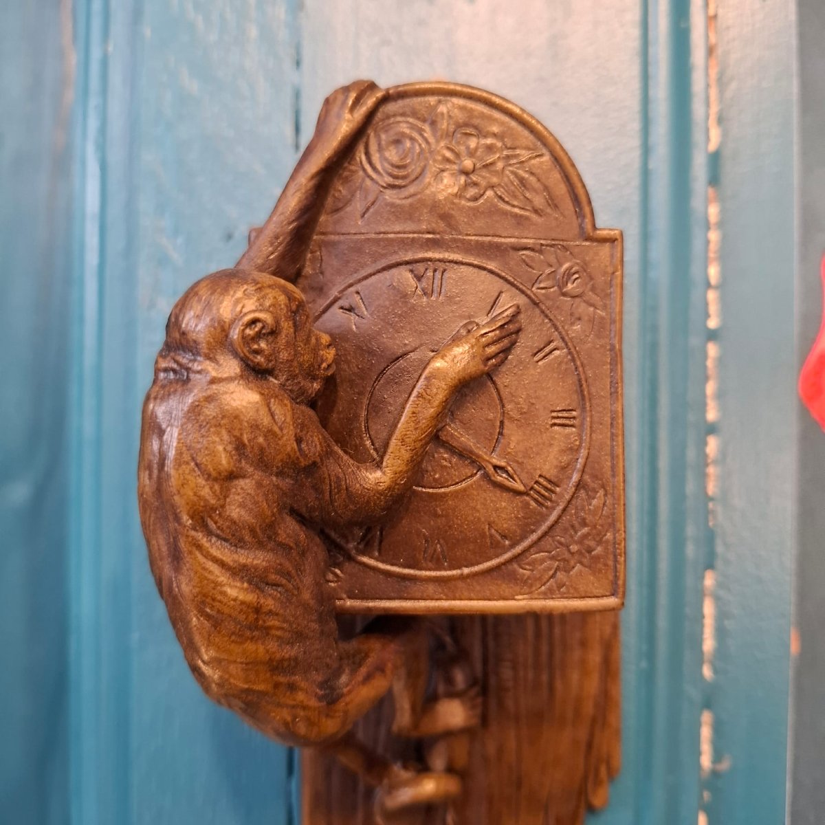 Metal Wall-mounted Firelighter – Clockmaker Monkey Adjusting A Grandfather Clock – Animal Decoration – 19th Century-photo-2